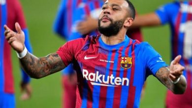 صورة لاعب البارسا الجديد يعبر عن سعادته