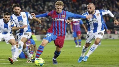صورة عاجل .. الكاميرات ترصد اعتداء لاعب إسبانيول على شعار برشلونة  