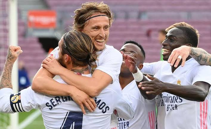 ساحر ريال مدريد يتلقى عروضًا تاريخية لحسم فريقه القادم