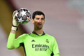 صورة عاجل .. لاعب ريال مدريد السابق يسخر من كورتوا