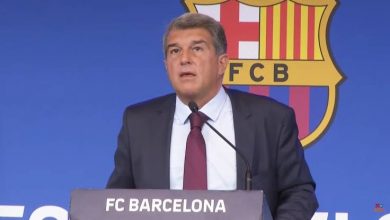 صورة رئيس برشلونة يسخر من ريال مدريد