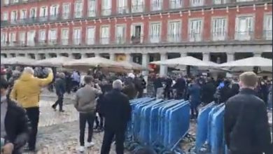 صورة عاجل بالصور .. خناقات شوارع بين جمهور ريال مدريد وتشيلسي خارج السانتياجو بيرنابيو