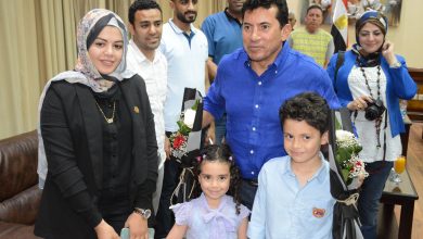 صورة وزير الرياضة يستقبل أسرة الشهيد شبراوي بحفل افتتاح المشروع القومي للموهوبين في الإسكندرية