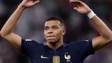صورة كيليان مبابي يُراوغ رئيس ريال مدريد 