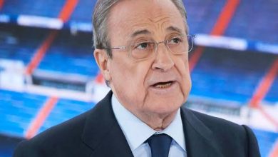 صورة رئيس ريال مدريد يفاجئ برشلونة 