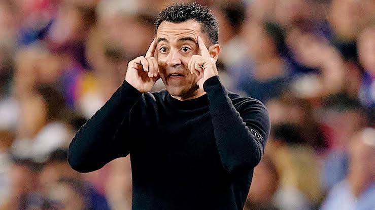 صورة تشافي يعبر عن قلقه من هذا اللاعب قبل مواجهة اليونايتد القادمة 