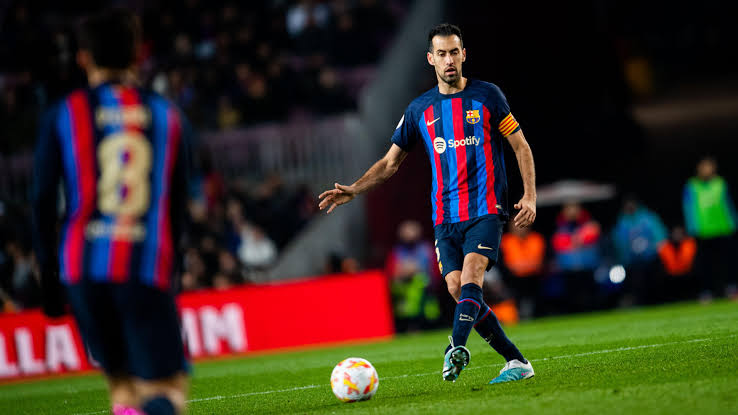 صورة تعليق مثير من بوسكيتس عقب خروج برشلونة من الدوري الأوروبي 