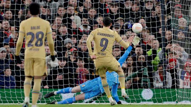 صورة أول تعليق من ليفاندوفسكي عقب خروج برشلونة من الدوري الأوروبي 