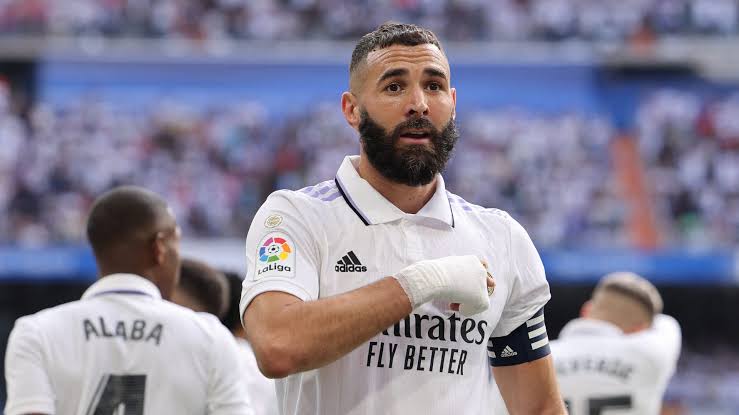 صورة رد فعل كريم بنزيما على تصويت ديفيد ألابا لـ ميسي كأفضل لاعب في 2022 