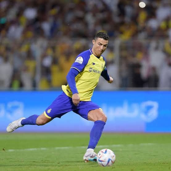 صورة رونالدو يستفز ميسي بعد حصد جائزة أفضل لاعب فى العالم 