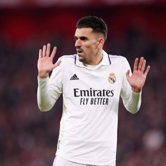 صورة ريال مدريد يتخذ قرار صادم بشأن تجديد عقد نجم الفريق 