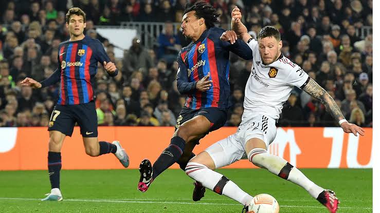 صورة حكم مباراة مانشستر يونايتد وبرشلونة في الدوري الأوروبي 
