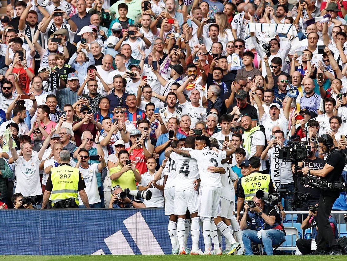 صورة جماهير ريال مدريد تفتح النار على برشلونة 