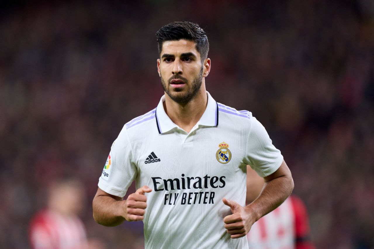 صورة أسينسيو يتحدث لجمهور ريال مدريد بعد مباراة إسبانيول