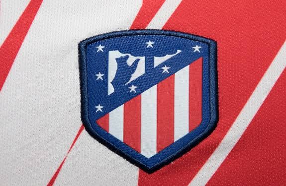 صورة أتلتيكو مدريد يهدد صفقة المدافع داخل برشلونة 