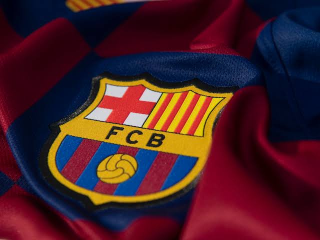 صورة حكم مباراة الكلاسيكو المتوقع يثير حفيظة برشلونة 