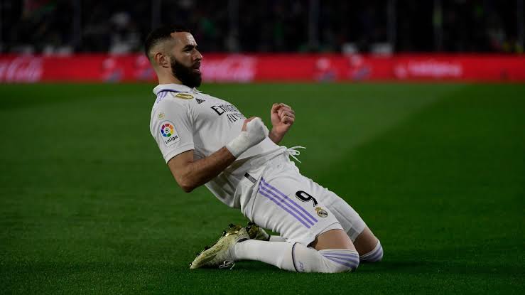 صورة شكوك حول مشاركة بنزيما أمام برشلونة بالدوري! 