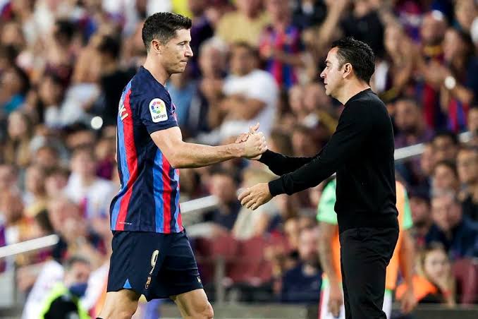 صورة تشافي يُفاجئ ليفاندوفسكي قبل مباراة ريال مدريد 