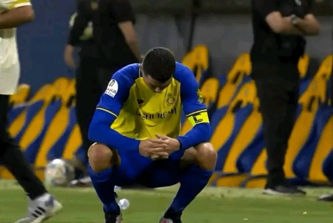 صورة بعد الإطاحة من كأس خادم الحرمين الشريفين.. رونالدو يشتكي من أرضية ملعب النصر