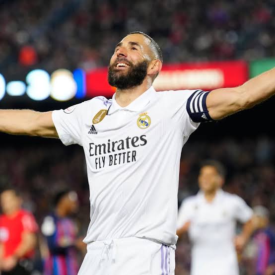 صورة كريم بنزيما يتخطى رقم اسطورة ريال مدريد في الكلاسيكو
