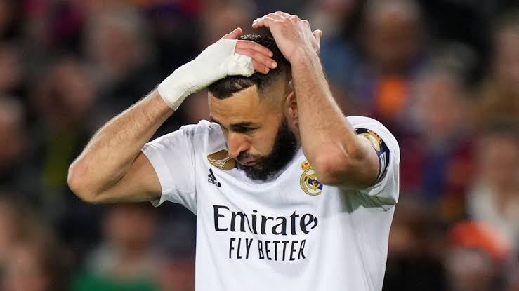 صورة نجم ريال مدريد يُفاجئ كريم بنزيما عقب مباراة بلد الوليد 