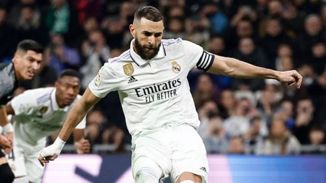 صورة أرقام قياسية بالجملة لـ كريم بنزيما بعد تألقه أمام بلد الوليد بالدوري