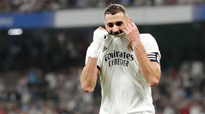 صورة بنزيما يتفوق على أسطورتي ريال مدريد قبل الكلاسيكو 