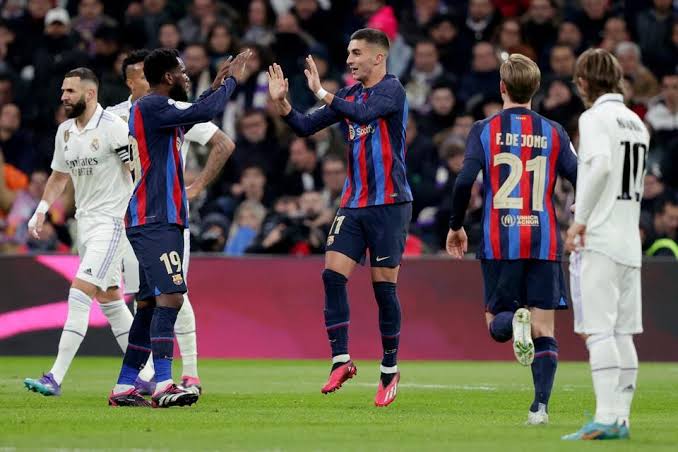 صورة نجم برشلونة السابق يسخر من ريال مدريد قبل موقعة الكلاسيكو 