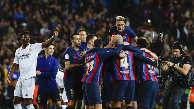 صورة موقف تشافي من تجديد عقد نجم برشلونة بعد الخسارة أمام ريال مدريد
