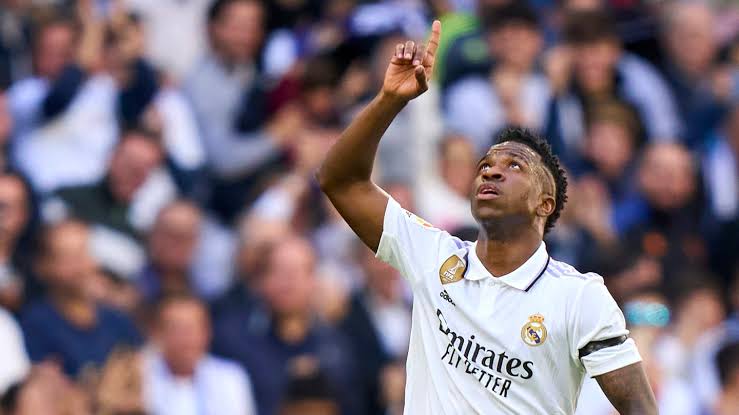 صورة أنشيلوتي يصدم فينيسيوس بتصريح مثير.. ويكشف حظوظ ريال مدريد في التتويج بالدوري 