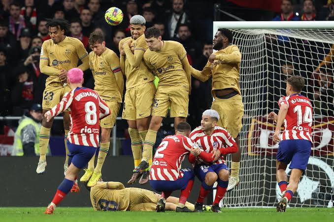 صورة برشلونة يحضر مفاجأة تاريخية قبل مواجهة أتليتكو مدريد