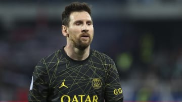صورة توقيع ميسي اول أولويات برشلونة حالياً 