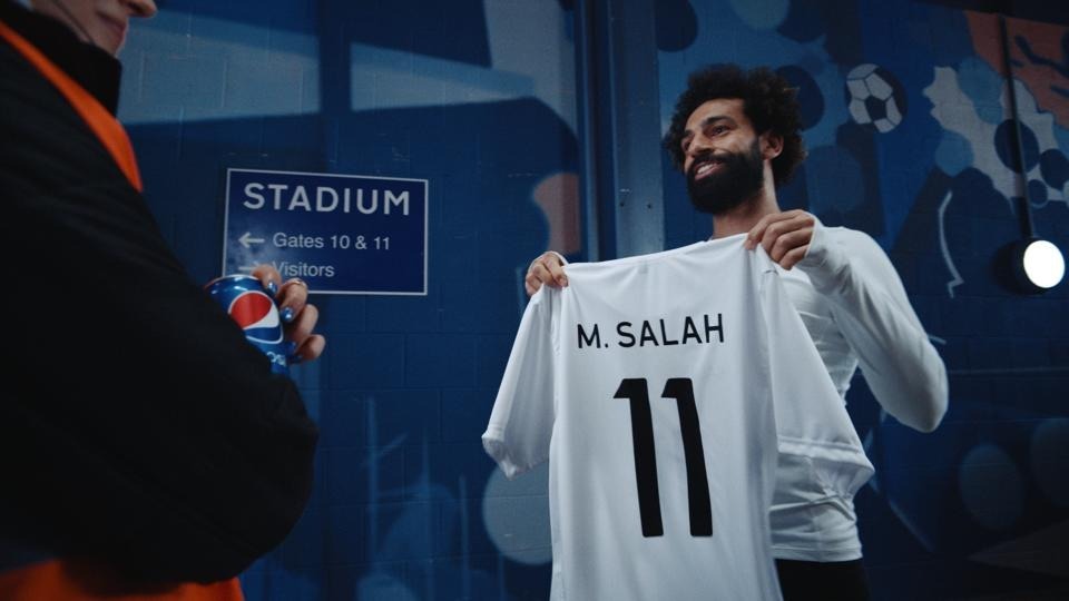 صورة بيبسي تطلق فيلمها القصير لكرة القدم بالتعاون مع اللاعب العالمي محمد صلاح تحت عنوان “The Trade”