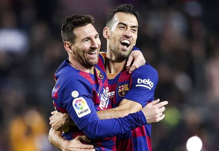 صورة ميسي يودع بوسكيتس بعد إعلان رحيله عن برشلونة 