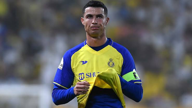 صورة بسبب ميسي.. رونالدو يقرر الرحيل عن النصر