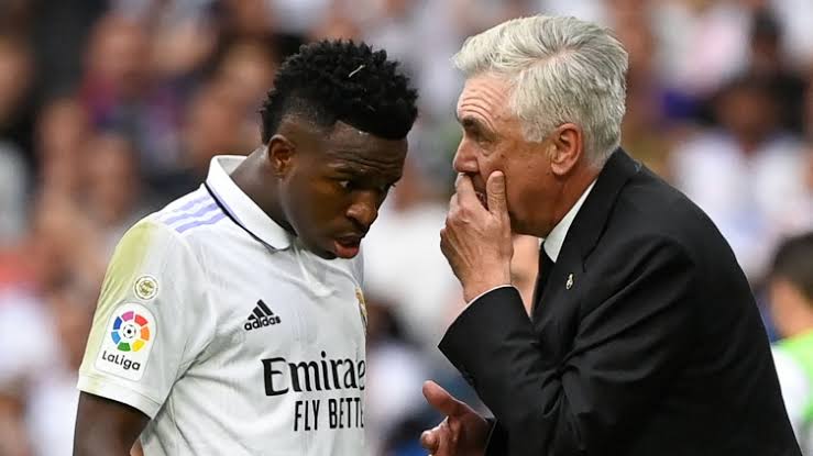 صورة أنشيلوتي يوضح حقيقة رحيل فينيسيوس عن ريال مدريد 