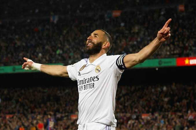 صورة بنزيما يصدم أسطورة ريال مدريد 