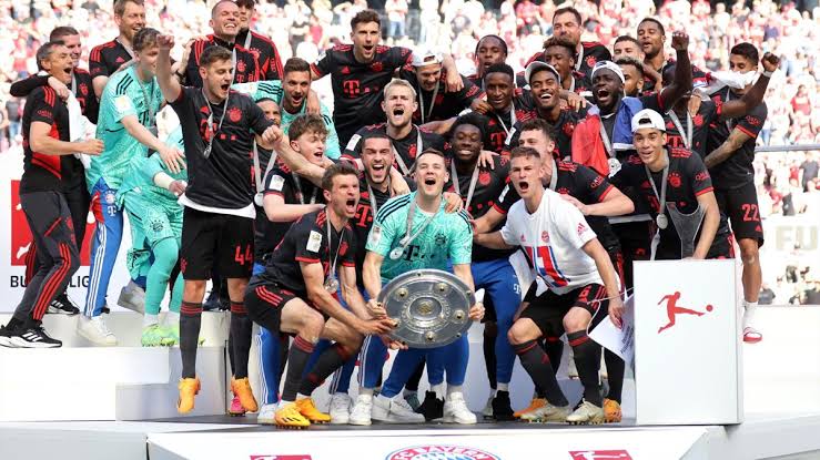 صورة لاعب الريال يهنئ بايرن ميونخ بعد الفوز بالدوري 