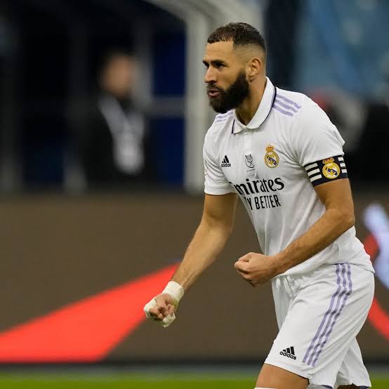 صورة قلق في ريال مدريد بشأن مستقبل كريم بنزيما 