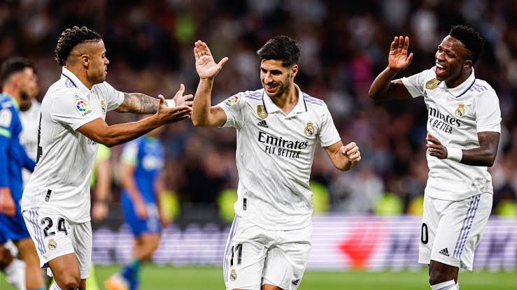 صورة أسطورة ريال مدريد على أعتاب الدوري السعودي بعرض فلكي