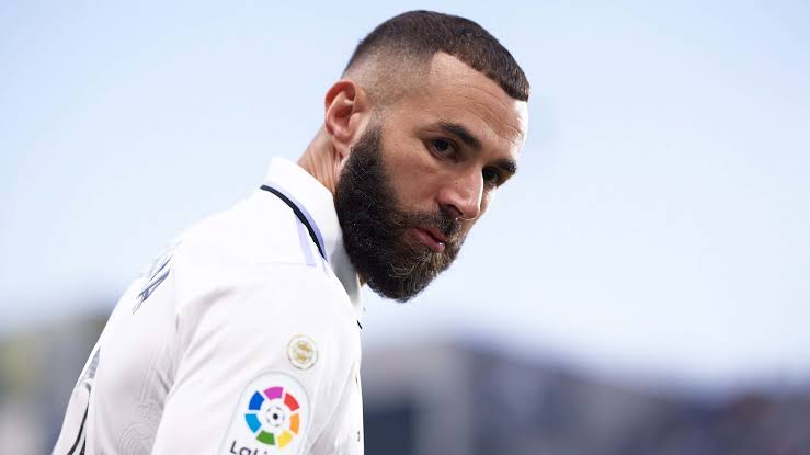 صورة هجوم عنيف من جماهير ريال مدريد على بنزيما.. تابع التفاصيل