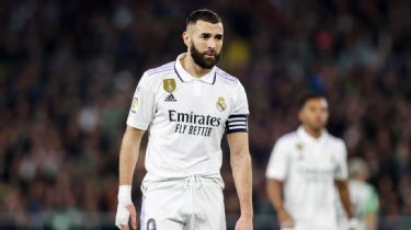 صورة بعد إعلان رحيله.. تعرف على موعد انتقال بنزيما إلى الاتحاد