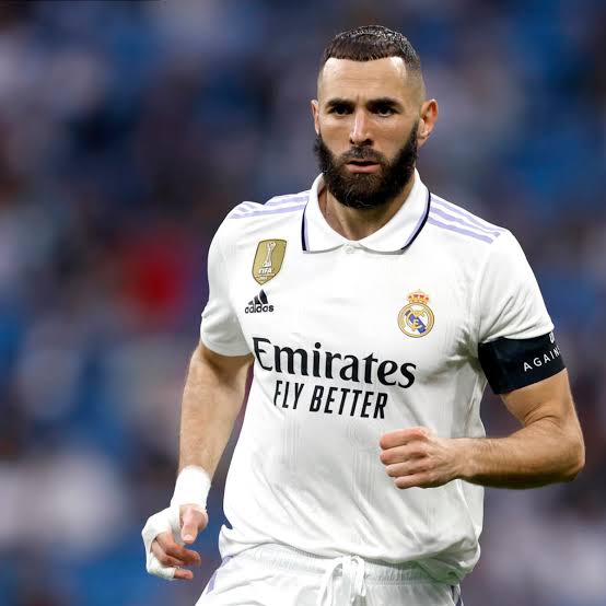 صورة بنزيما أراد الاعتزال في ريال مدريد