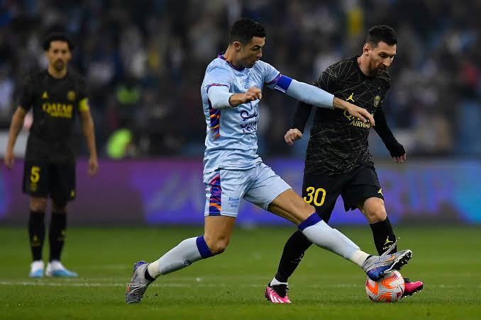 صورة مدرب الهلال السابق يفاضل بين رونالدو وميسي 