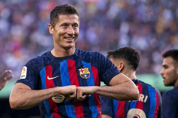 صورة ليفاندوفسكي يُعلق على انباء عودة ميسي لبرشلونة قبل انتقاله إلى إنتر ميامي 