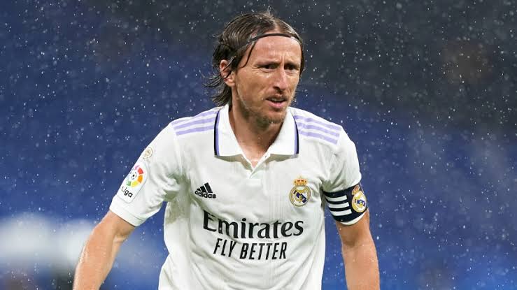 صورة مودريتش يفتح النار على الجميع بعد انباء رحيله إلى الدوري السعودي 