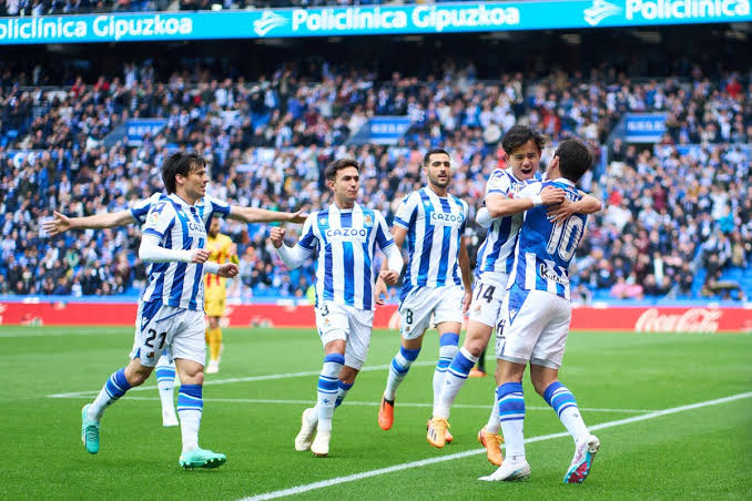 صورة لاعب ريال سوسيداد يصدم برشلونة