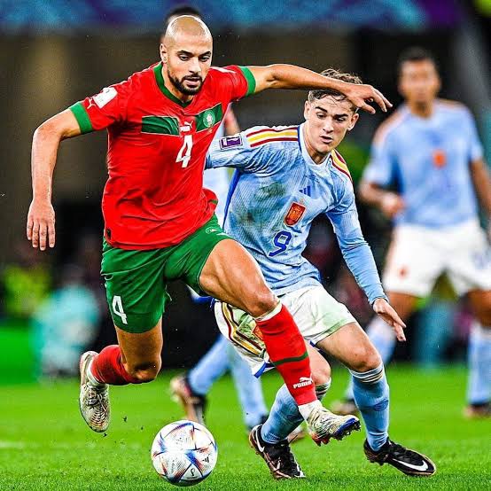 صورة بعد اهتمام برشلونة والسعودية.. فيورنتينا يحدد سعر سفيان أمرابط 