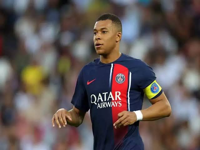 صورة هل يفكر مبابي بالموافقة على عرض الهلال؟