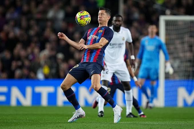 صورة ملعب الكلاسيكو جاهز للقاء برشلونة و ريال مدريد 